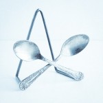 crossed-spoons-plate-stand